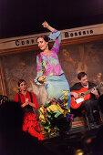 Frau tanzt Flamenco im Restaurant Corral de la Maoreira, Madrid, Spanien