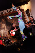 Frau tanzt Flamenco im Restaurant Corral de la Maoreira, Madrid, Spanien