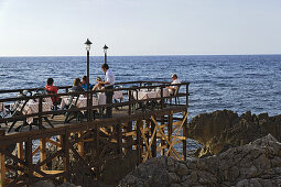 Restaurant auf einem Steg, Cefalu, Sizilien, Italien