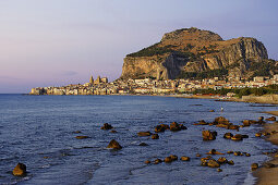 Blick auf Cefalu mit Rocca di Cefalu, Cefalu, Sizilien, Italien