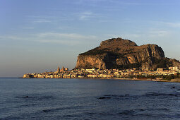 Blick auf Cefalu mit Rocca di Cefalu, Cefalu, Sizilien, Italien