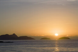 Sonnenaufgang an der Copacabana in Rio de Janeiro, Brasilien