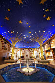 Beleuchtete Geschäfte im Einkaufszentrum Dubai Mall, Dubai, VAE, Vereinigte Arabische Emirate, Vorderasien, Asien