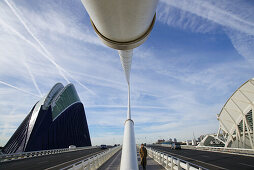 Brücke und Gebäude in der Ciudad de las Artes y las Ciencias, Stadt der Künste und der Wissenschaften, entworfen von Santiago Calatrava, Valencia, Spain, Europa