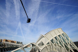 Gebäude unter Wolkenhimmel, Ciudad de las Artes y las Ciencias, Stadt der Künste und der Wissenschaften, entworfen von Santiago Calatrava, Valencia, Spain, Europa