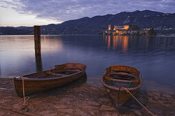 Ruderboote am Ufer des Ortasee, im Hintergrund die Isola San Giulio, Orta San Giulio, Lago d'Orta, Piemont, Italien