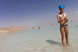 Mädchen steht im Wasser des Toten Meeres, En Bokek, Israel, Naher Osten