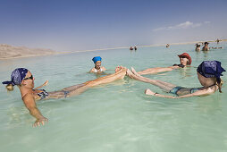 Frauen und Mädchen schwimmen im Toten Meer, En Bokek, Israel, Naher Osten