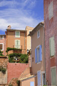 Ockerfarbene Häuser in Roussillon, Vaucluse, Provence, Frankreich, Europa