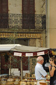 Menschen auf dem provencalischen Markt in Buis, Buis-les-Baronnies, Haute Provence, Frankreich, Europa