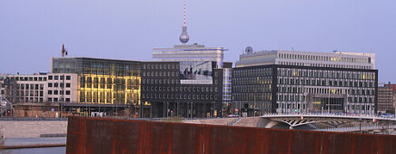 Bundespressekonferenz mit Fernsehturm, Berlin, Deutschland