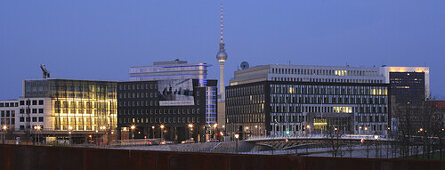 Bundespressekonferenz mit Fernehturm, Berlin, Deutschland