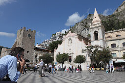 Menschen an der Piazza IX. Aprile, Corso Umberto I, Kirche San Giuseppe in Taormina, Provinz Messina, Sizilien, Italien, Europa
