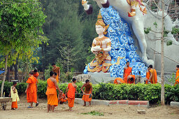 Junge Mönche am Wat Thavron Wararam Tempel in Kanchanaburi, Thailand, Asien