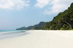 Blick über den 12 km langen Radha Nagar Beach und seinen Küstenwald, Strand 7, Havelock Island, Andamanen, Indien
