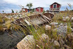 Kleine Hütten und Ruderboot am Meer, Insel Stora Fjäderägg, Västerbotten, Schweden, Europa