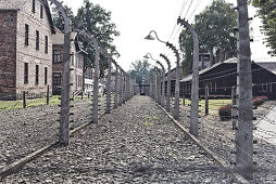 Elektrischer Stacheldrahtzaun um das Konzentrationslager Auschwitz, Oswiecim, Polen, Europa