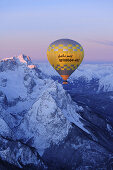 Heißluftballon fliegt über Zugspitze und Waxensteine, Luftaufnahme, Garmisch-Partenkirchen, Wetterstein, Bayerische Alpen, Oberbayern, Bayern, Deutschland, Europa