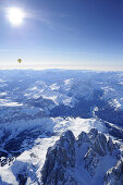 Heißluftballon fliegt über Dolomiten mit Langkofel und Plattkofel im Vordergrund, Sella, Marmolada und Pala im Hintergrund, Luftaufnahme, Dolomiten, Südtirol, Italien, Europa