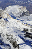 Blick auf Seiseralm und Schlern vor Eisacktal im Winter, Luftaufnahme, Dolomiten, Südtirol, Italien, Europa