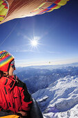 Frau in Heißluftballon genießt Blick auf Palagruppe im Winter, Luftaufnahme, Palagruppe, Dolomiten, Venetien, Italien, Europa