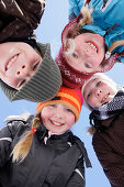 Kinder lächeln in die Kamera, Galtür, Paznauntal, Tirol, Österreich