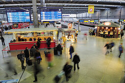Berufsverkehr, Personen in Bewegung im Hauptbahnhof München, Züge im Hintergrund, Hauptbahnhof München, München, Oberbayern, Bayern, Deutschland