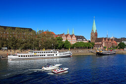 Schiffe auf der Weser am Martini-Anleger und Martini Kirche, Hansestadt Bremen, Deutschland, Europa