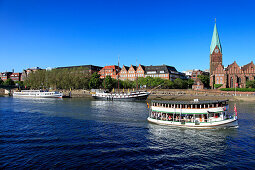 Schiffe auf der Weser am Martini Anleger vor der Martini Kirche, Hansestadt Bremen, Deutschland, Europa