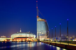Neuer Hafen mit Klimahaus 8° Ost und Atlantic Hotel Sail City am Abend, Bremerhaven, Hansestadt Bremen, Deutschland, Europa
