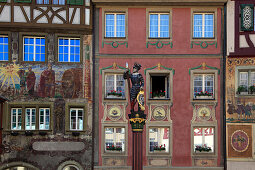 Brunnenfigur und Hausfassaden am Rathausplatz, Stein am Rhein, Hochrhein, Bodensee, Untersee, Kanton Schaffhausen, Schweiz, Europa