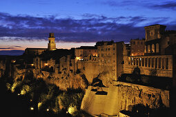 Beleuchtete Tuffstein Stadt am Abend, Pitigliano, Provinz Grosseto, Toskana, Europa