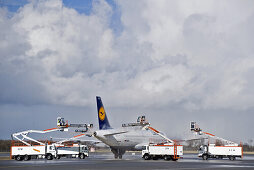 Flugzeug wird gereinigt, Flughafen München, Bayern, Deutschland