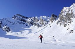 Female backcountry skier ascending Felbespitze, Pfitschertal, Zillertal Alps, South Tyrol, Trentino-Alto Adige/Südtirol, Italy