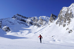 Skitourgeherin steigt zur Felbespitze auf, Pfitschertal, Zillertaler Alpen, Südtirol, Trentino-Südtirol, Italien