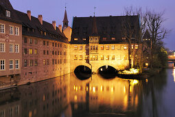 Heilig-Geist-Spital mit Pegnitz, Nachtaufnahme, beleuchtet, Nürnberg, Bayern, Deutschland