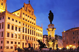 Augustusbrunnen Fountain on Rathausplatz square with illuminated city hall, night shot, Augsburg, Bavaria, Germany