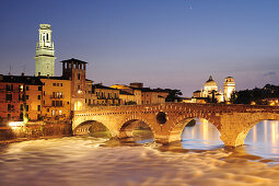 Ponte Pietra bei Nacht, beleuchtet, UNESCO Weltkulturerbe, Verona, Venetien, Italien