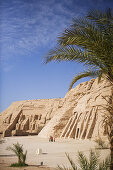 Grosser Tempel Ramses II. (links) und Hathor Tempel (rechts) unter blauem Himmel, Abu Simbel, Ägypten, Afrika