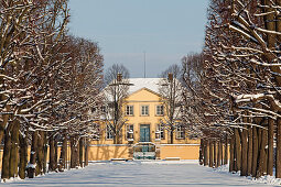 Herrenhäuser Gärten im Schnee, Hardenbergsches Haus, Grosser Garten, Allee, Hannover, Niedersachsen, Deutschland