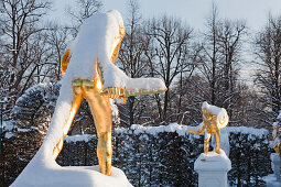 Snow-covered golden statues, hedge theatre, Herrenhausen Gardens, Hanover, Lower Saxony, Germany