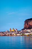 Abendaufnahme, Altstadt, Dom und Felsen La Rocca, Cefalù, Palermo, Sizilien, Italien