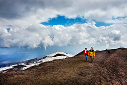 Wanderer am Gipfel, Krater, Ätna, Sizilien, Italien