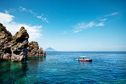 Blick von Panarea auf Felseninseln und Stromboli, Liparische Inseln, Sizilien, Italien