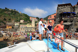 Ausflugsschiff am Anleger, Touristen gehen an Bord, Vernazza, Bootsfahrt entlang der Küste, Cinque Terre, Ligurien, Italienische Riviera, Italien, Europa