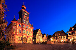 Rathaus und Marktbrunnen am abendlich erleuchteten Marktplatz, Heppenheim, Hessische Bergstraße, Hessen, Deutschland