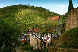 View over a lane with half-timbered houses towards Starkenburg castle, Heppenheim, Hessische Bergstrasse, Hesse, Germany
