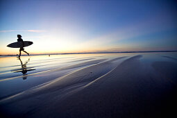 Surfer am Strand, Istmo de la Pared, Fuerteventura, Spanien