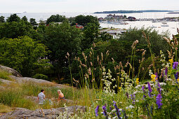 Blick auf Schären vor der Küste, Picknick im Brunnspark, Helsinki, Finnland