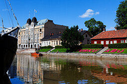 Spiegelung der Gebäude im Fluss, Fluss Aurajoki, Turku, Finnland